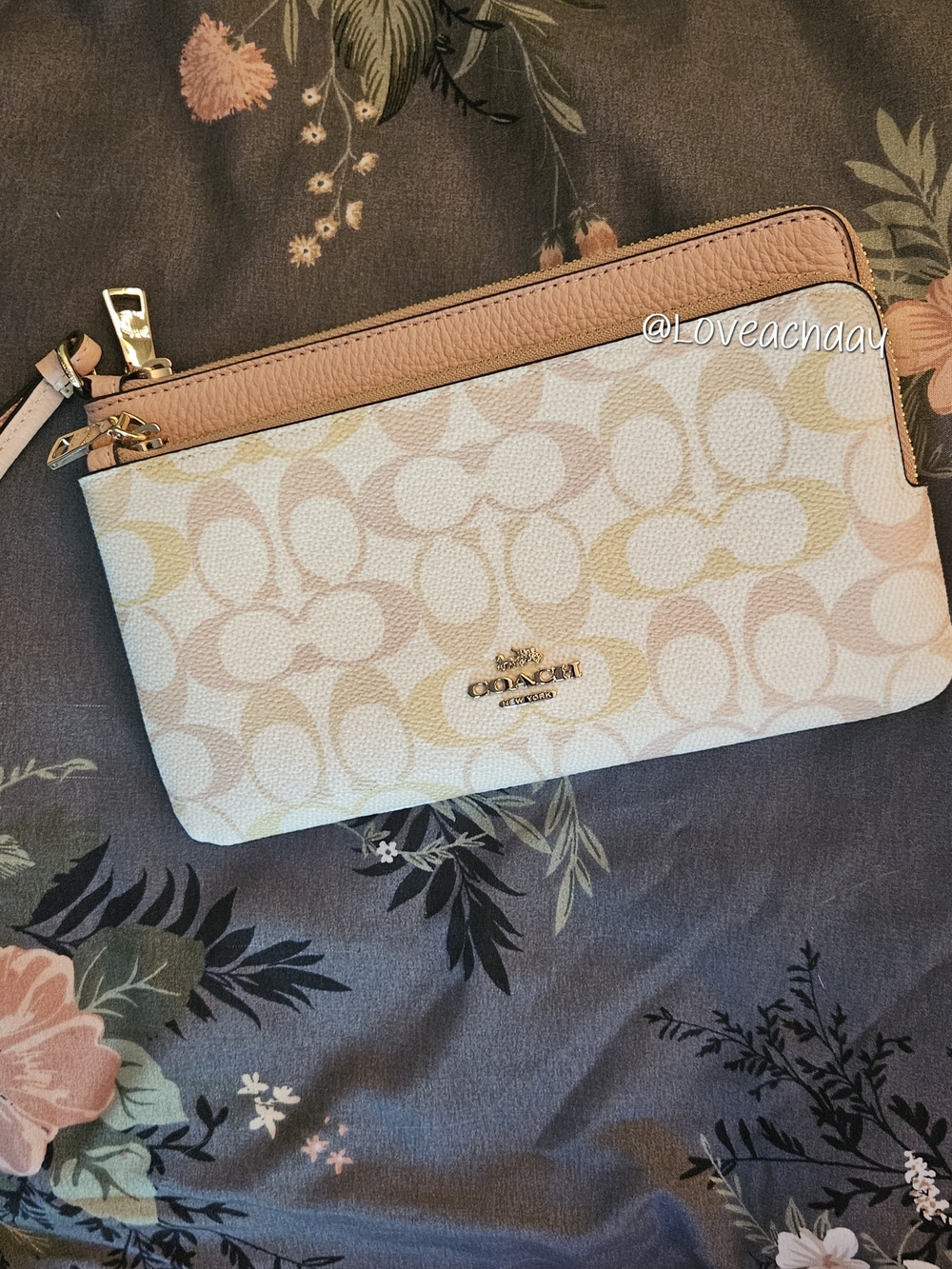 Coach✨️Signature Zip Wristlet in Pastel Pink/Beige - Picture 1 of 7